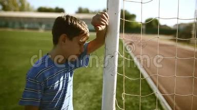 十几岁的孩子在敲球门柱的时候让失败的男孩心烦